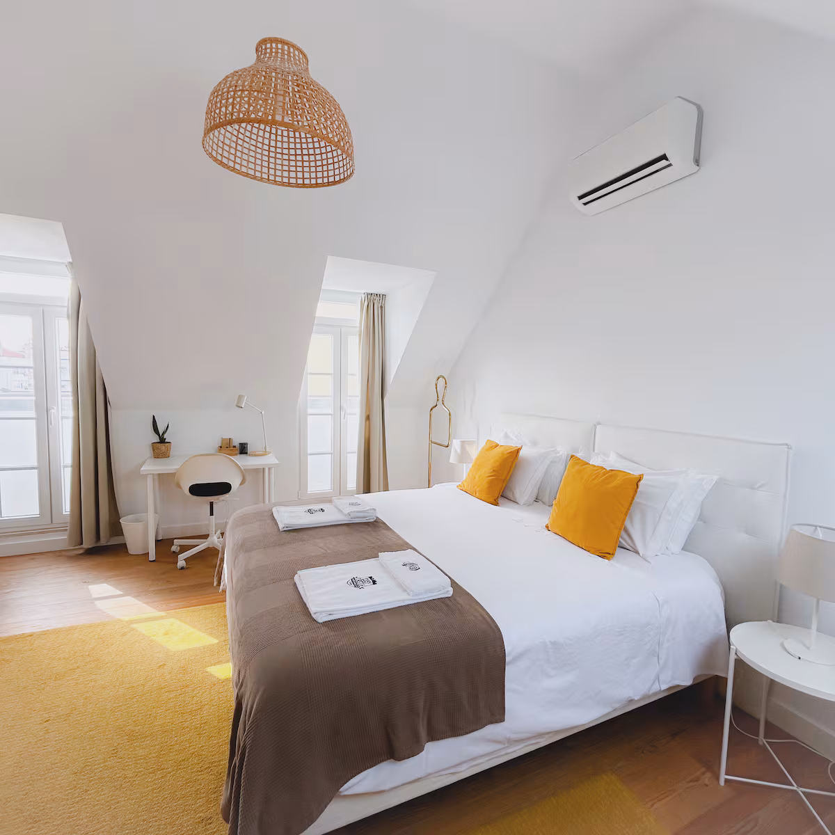 Quarto espaçoso no piso superior com ar condicionado e zona de trabalho Quarto espaçoso no piso superior com ar condicionado e zona de trabalho